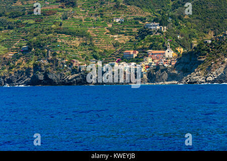 Sommer Vernazza Blick vom Ausflug Schiff. Eine von fünf berühmten Dörfer der Cinque Terre Nationalpark in Ligurien, Italien, zwischen Meer und Land Stockfoto