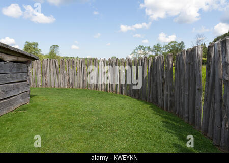 Blick in das Innere der Festung Wiederaufbau, Fort Notwendigkeit National Battlefield, Fayette County, Pennsylvania, United States Stockfoto