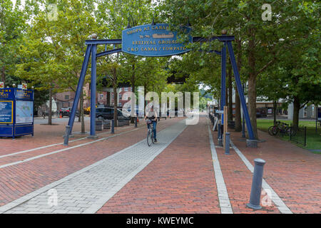 Radfahrer auf der C&) Canal Leinpfad Radweg in der Stadt von Cumberland, Pennsylvania, United States. Stockfoto