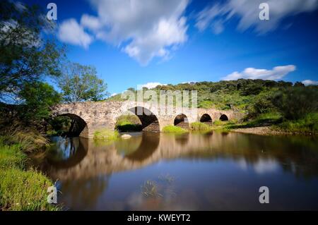 Alte Brücke in Torrejon El Rubio in Caceres, Spanien. Stockfoto