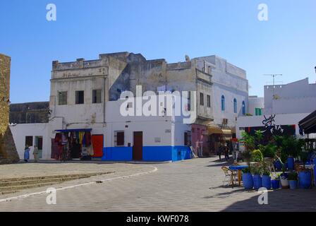 Asilah, eine alte Stadt in Marokko, am Atlantischen Ozean gelegen: ein Quadrat in der Mitte Stockfoto