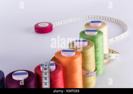Maßgeschneiderte Versorgung; Garne Spulen, mesure und Rollen Stockfoto
