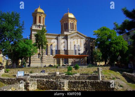 Die Hafenstadt Constanța an der Schwarzmeerküste in Rumänien: Die orthodoxe Kathedrale und die römischen Ausgrabungen von Tomis Stockfoto