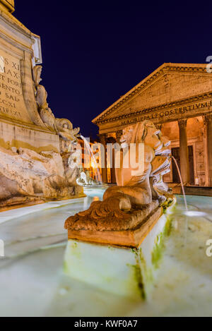 Dämmerung Blick auf den Pantheon und die Brunnen auf der Piazza della Rotonda, Rom, Latium, Italien Stockfoto