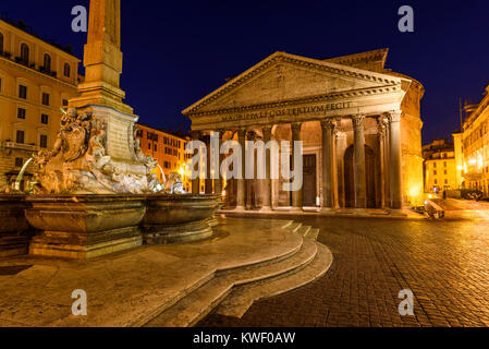 Dämmerung Blick auf den Pantheon und die Brunnen auf der Piazza della Rotonda, Rom, Latium, Italien Stockfoto