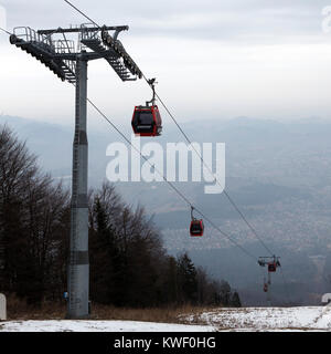 Eine Seilbahn in der Pohorje Berge in der Nähe von Maribor, Slowenien. Das System transportiert Menschen zu Pisten in den Maribor Pohorje Skigebiet. Stockfoto