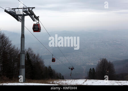 Eine Seilbahn in der Pohorje Berge in der Nähe von Maribor, Slowenien. Das System transportiert Menschen zu Pisten in den Maribor Pohorje Skigebiet. Stockfoto
