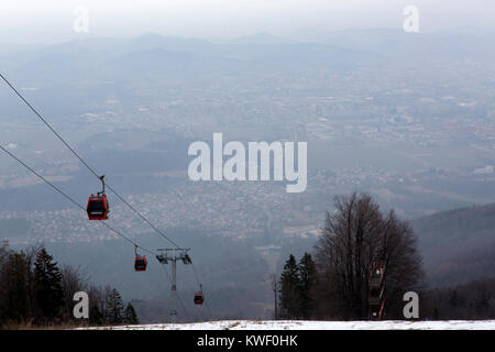 Eine Seilbahn in der Pohorje Berge in der Nähe von Maribor, Slowenien. Das System transportiert Menschen zu Pisten in den Maribor Pohorje Skigebiet. Stockfoto