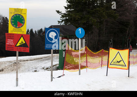 Zeichen und Verrechnung im Schnee in der Pohorje Berge in der Nähe von Maribor, Slowenien. Die mounatins sind die Heimat der Maribor Pohorje Skigebiet. Stockfoto
