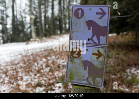 Anzeichen für Reiten Wanderwege in den Pohorje Berge in der Nähe von Maribor, Slowenien. Schnee und Bäume stehen auf der Bergseite. Stockfoto
