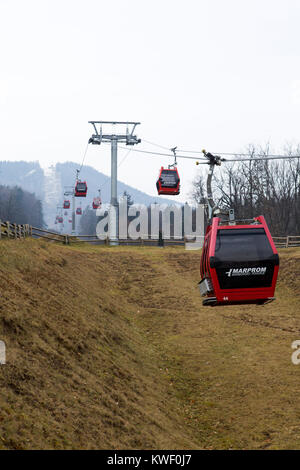 Eine Seilbahn in der Pohorje Berge in der Nähe von Maribor, Slowenien. Der Transport System läuft in der Maribor Pohorje Skigebiet. Stockfoto