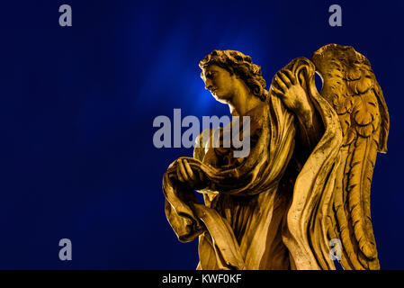 Statue von Engel (Engel mit Verkleidung) in Ponte Sant Angelo, Rom, Latium, Italien Stockfoto
