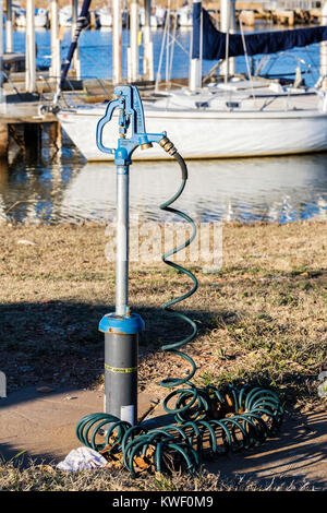 Eine praktische und nützliche Woodford Wasserpumpe am See Hefner Marina in Oklahoma City, Oklahoma, USA. Stockfoto