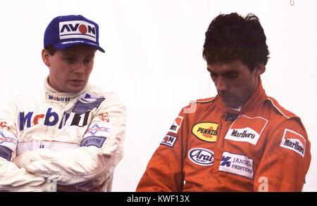 Jason Elliott (links) im Gespräch mit dem Sieger Peter Kox, Britische Formel 2 in Oulton Park, April 1992 Stockfoto