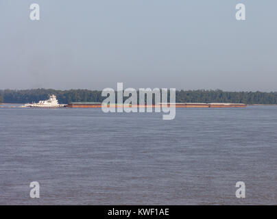 Ein Schlepper und Kahn beweglichen Güter auf dem Mississippi Stockfoto