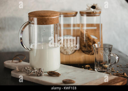 Flocken und Tasse Milch zum Frühstück. Konzept der gesunden Ernährung. Warme toning Bild. Rustikalen Stil. Stockfoto