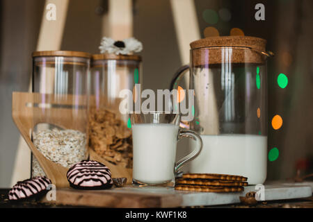 Flocken und Tasse Milch zum Frühstück. Konzept der gesunden Ernährung. Warme toning Bild. Rustikalen Stil. Stockfoto