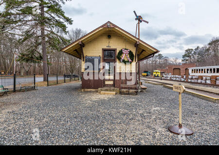 Eine alte historische Bahnhof bei Allaire Dorf in New Jersey, USA. Allaire Dorf war eine alte koloniale bog Bügeleisen Gemeinschaft. Stockfoto