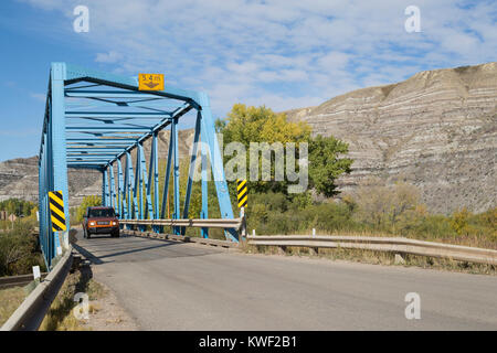 LKW, der über eine einspurige Metallbrücke fährt, #9 einer Serie von 11 Brücken über den Rosebud River auf einer 6 Kilometer langen Strecke von Rosedale nach Wayne Stockfoto