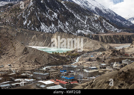 Luftbild des Dorfes von Manang mit den Gangapurna Tal (See) im Hintergrund in die Annapurna Bergkette des Himalaya in Nepal Stockfoto