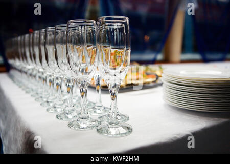 Leere Gläser und Teller am Tisch im Restaurant vor der Party beginnt Stockfoto