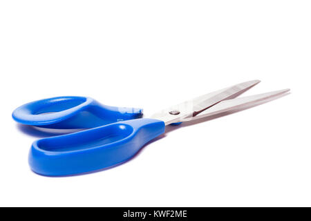 Neue Schere mit blauen Griff isoliert auf weiss Stockfoto