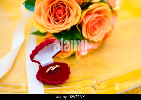 Zwei neue Trauringe in Box mit Rosen Stockfoto