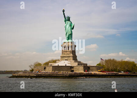 Die Freiheitsstatue ist ein Kolossales neoklassischen Skulptur auf Liberty Island im Hafen von New York in New York City in den Vereinigten Staaten. Stockfoto