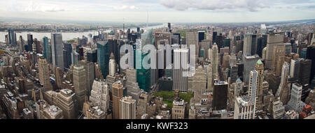 New York City besteht aus 5 Bezirken sitzen, wo die Hudson River der Atlantische Ozean trifft. Im Kern ist Manhattan, einer dicht besiedelten Stadt. Stockfoto