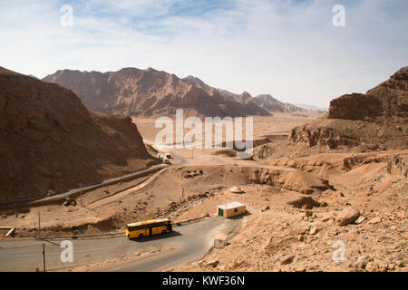 YAZD, IRAN - NOVEMBER 2017: Blick über die Bafgh Wüste in der Nähe der antiken Stadt Yazd im Iran von Chak Chak, die Zoroastrischen Feuer timple Stockfoto