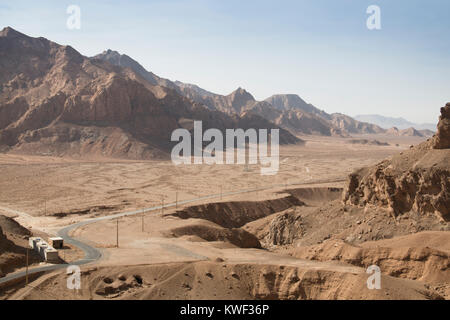 Blick über die Bafgh Wüste in der Nähe der antiken Stadt Yazd im Iran von Chak Chak, die Zoroastrischen Feuer timple Stockfoto