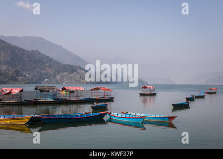 Traditionelle Holz- rowbaots in Phewa See in Pokhara, zu Füßen des Annapurna Bergkette in Nepal in Südasien. Stockfoto