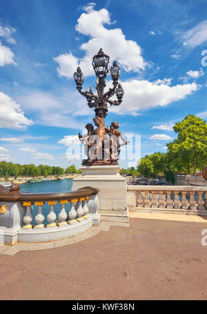 Vintage Kronleuchter mit tanzenden Putten auf Pont Alexandre III in Paris, Frankreich. Platz für Ihren Text. Dieses Bild ist getönt. Stockfoto