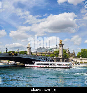 Paris, Frankreich, Passagier Schiff fährt unter der Brücke Alexander III auf Seine Fluss an einem hellen Tag im Frühling. Panoramic Image, quadratische Komposition. Stockfoto