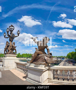 Panoramabild der Brücke Pont Alexandre III in Paris mit einer Skulptur eines jungen Reiter einen Fisch auf den Vordergrund Stockfoto