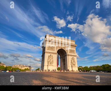 Arc de Triumph in Paris, Frankreich, an einem strahlenden Nachmittag mit Feder Wolken hinter, Panoramic Image. Stockfoto