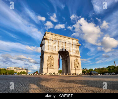 Arc de Triumph in Paris, Frankreich, an einem strahlenden Nachmittag mit Feder Wolken hinter, Panoramic Image. Stockfoto