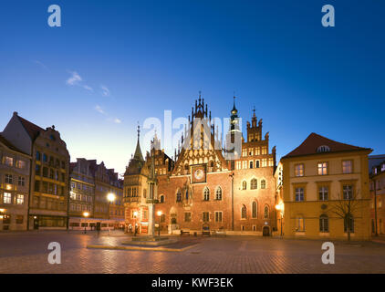 Breslau in Polen, Osteuropa, Marktplatz und Rathaus bei Nacht. Stockfoto