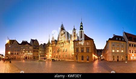 Marktplatz und Rathaus bei Nacht, Panoramic Image. Breslau in Polen, Osteuropa. Stockfoto