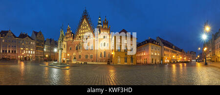 Breslau in Polen, Osteuropa. Marktplatz und Rathaus bei Nacht, Panoramic Image. Stockfoto