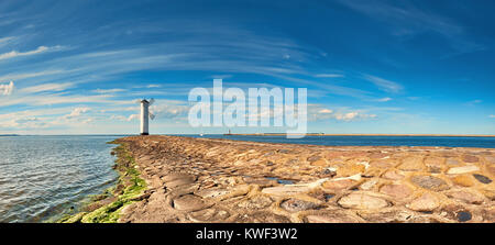 Panoramablick auf das Bild von einem Meer von Leuchtturm in Swinemünde, einem Hafen in Polen an der Ostsee. Stockfoto