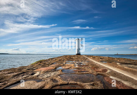 Ufermauer und historischen Leuchtturm in Swinemünde, einem Hafen in Polen an der Ostsee. Stockfoto