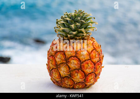 Eine frische reife Orange, Ananas, schmackhafte und gesunde tropische Früchte Stockfoto