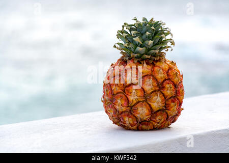 Eine frische reife Orange, Ananas, schmackhafte und gesunde tropische Früchte Stockfoto