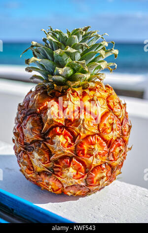 Eine frische reife Orange, Ananas, schmackhafte und gesunde tropische Früchte Stockfoto