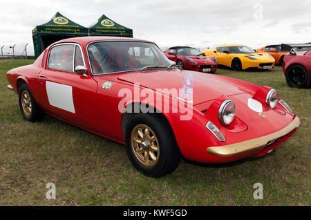 Drei Viertel Vorderansicht eines 1967 Lotus Elan +2, die auf statischen Anzeige bei der Silverstone Classic 2017 Stockfoto