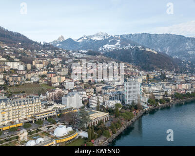 Montreux ist ein traditionelles Resort Stadt in der Schweiz am Ufer des Genfer Sees. Es ist berühmt für seine jährlichen Jazz Festival. Bild von einer Drohne getroffen. Stockfoto