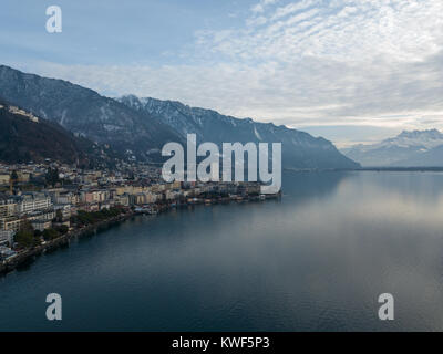 Montreux ist ein traditionelles Resort Stadt in der Schweiz am Ufer des Genfer Sees. Es ist berühmt für seine jährlichen Jazz Festival. Bild von einer Drohne getroffen. Stockfoto