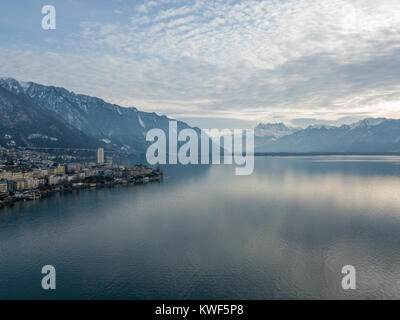 Montreux ist ein traditionelles Resort Stadt in der Schweiz am Ufer des Genfer Sees. Es ist berühmt für seine jährlichen Jazz Festival. Bild von einer Drohne getroffen. Stockfoto