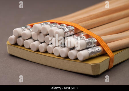 Bleistifte mit Radiergummis und Notepad. Stockfoto